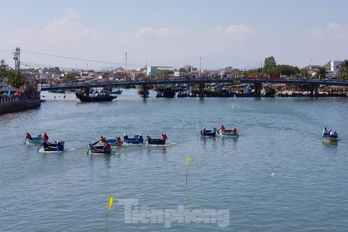Tưng bừng lễ hội đua thuyền trên sông Cà Ty