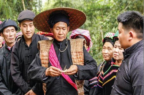 Độc đáo tục 'cướp giọng gà ngày Tết' của người Pu Péo