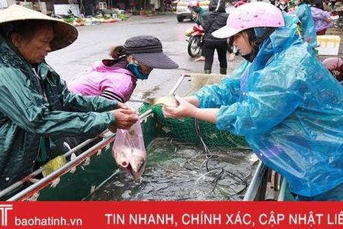 Phố, chợ Hà Tĩnh lại nhộn nhịp mua bán từ ngày mùng 2 Tết