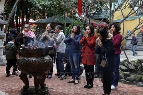 Nắng đẹp, người dân Thủ đô rộn ràng du xuân ngày mùng 2 Tết