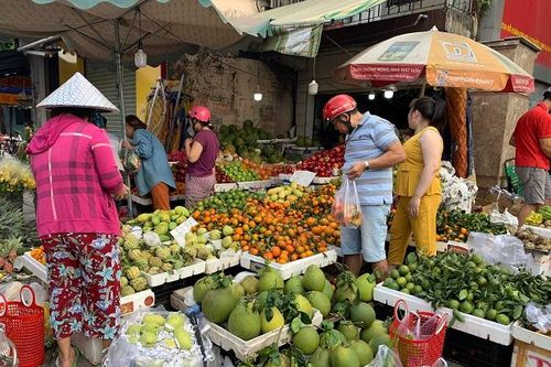 Một số siêu thị và chợ đã hoạt động phục vụ người dân