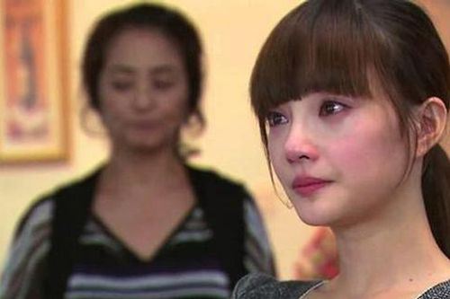 Cứ về quê ăn Tết là mẹ chồng lấy cớ nhà bé để đòi nằm giữa, nàng dâu liền phản kháng nhưng sau đó phải ôm mặt khóc khi nghe bà nói lý do
