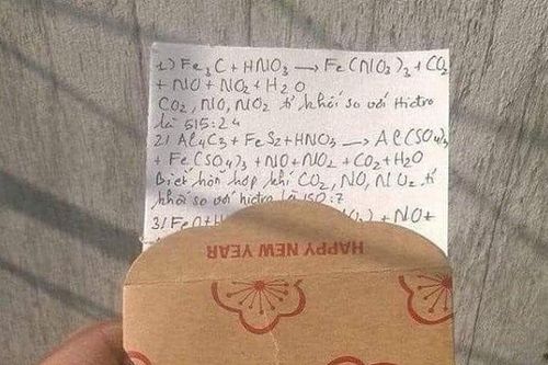 Háo hức mở bao lì xì, cậu học trò liền tắt ngúm nụ cười khi nhìn thấy món quà của giáo viên dạy Hóa
