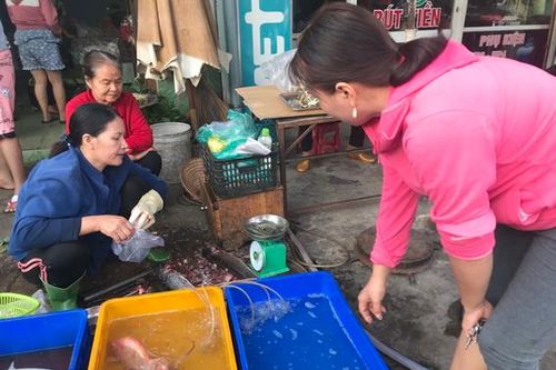Mùng 2 Tết, nhiều chợ hoạt động trở lại, giá cả ổn định