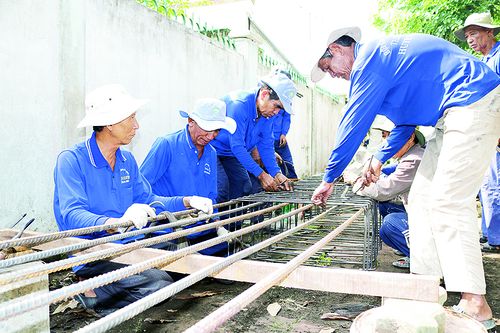 Nghĩa cử đẹp của những lão nông xây cầu từ thiện