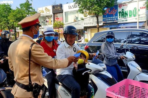 Bỏ tiền mua khẩu trang y tế tặng người dân, CSGT Huế gặp khó vì khan hàng