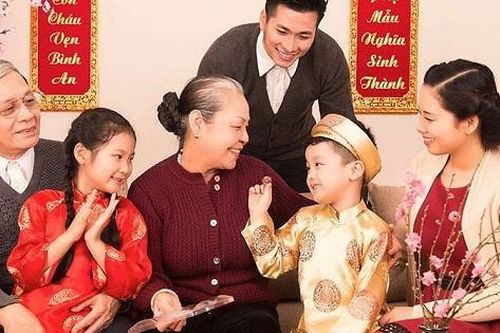 Bỏ mặc bố mẹ già đón Tết để đi du lịch là 'tân tiến' hay mất lễ nghĩa?