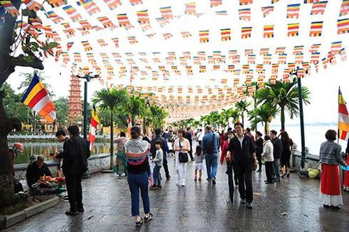 Đầu năm, người Hà Nội tấp nập đi lễ chùa cầu an