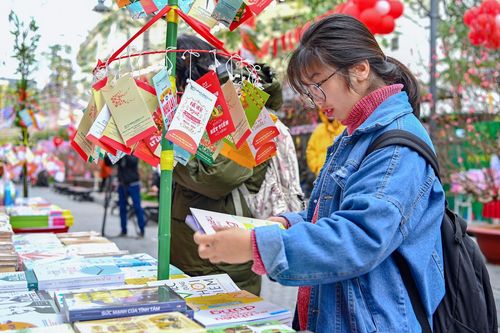 Hà Nội rét đậm, người dân vẫn nô nức tham dự hội sách xuân 2020