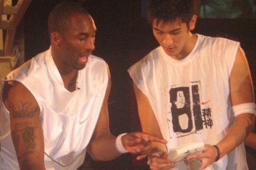 Ảnh cũ của Kobe Bryant và tài tử quá cố Cao Dĩ Tường gây xót xa