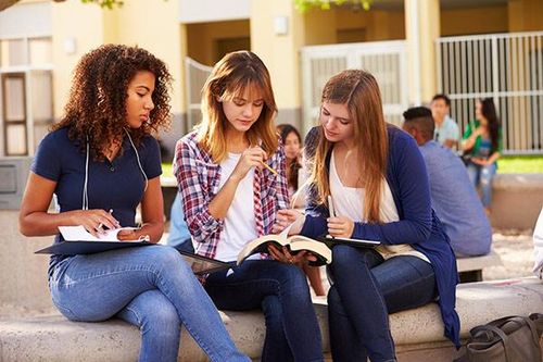 Các nước trên thế giới hỗ trợ tài chính cho HSSV sư phạm như thế nào?