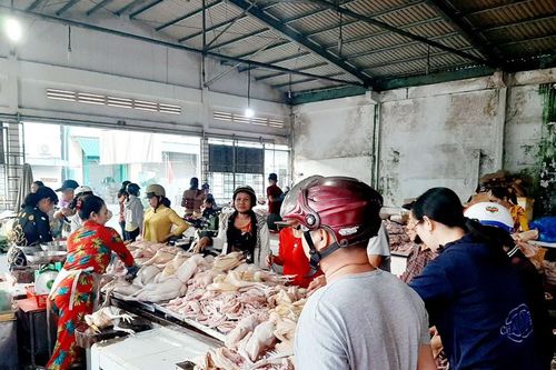 Chen chân mua gà cúng mùng 3 Tết ở miền Tây
