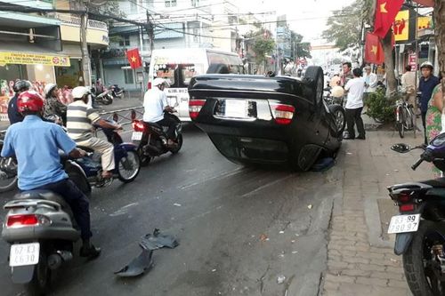 'Xế hộp' lật nhào giữa đường, tài xế và hành khách đập cửa thoát thân