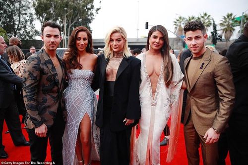 Dàn mỹ nhân diện mốt không nội y, khoe ngực đầy nóng bỏng tại Grammy 2020