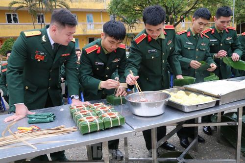 Sĩ quan Hậu cần tương lai trổ tài gói bánh chưng, nấu cỗ Tết