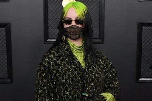 Sao ăn mặc kỳ quái, bịt khẩu trang kín mít lên thảm đỏ Grammys 2020
