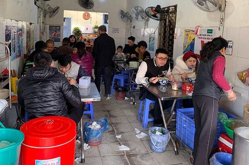 Mở hàng mùng 3 Tết, chủ hàng bún riêu bán 600 bát/ngày