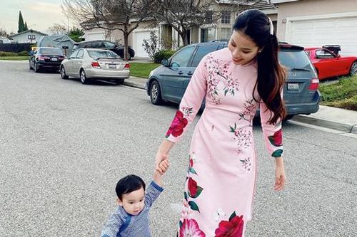 Hoa hậu Phạm Hương khoe ảnh diện áo dài du xuân cùng con trai cưng, gây chú ý nhất lại là xế hộp màu hồng 'xịn mịn' phía sau