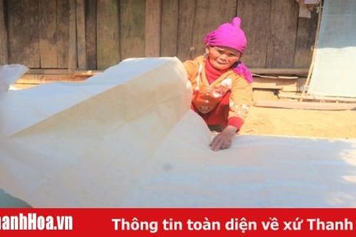 Năm mới, xem người dân tộc Mông Mường Lát làm giấy bản thờ cúng