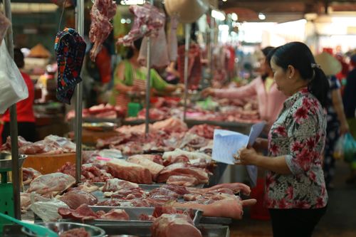 Mùng 3 Tết: Giá thịt lợn tăng cao, có nơi lên đến 250.000 đồng/kg