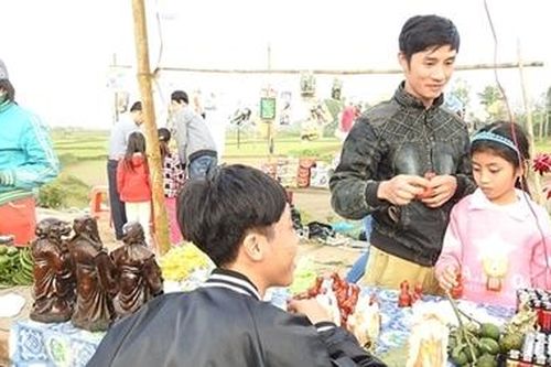 Độc đáo phiên chợ đình Bích La lúc nửa đêm