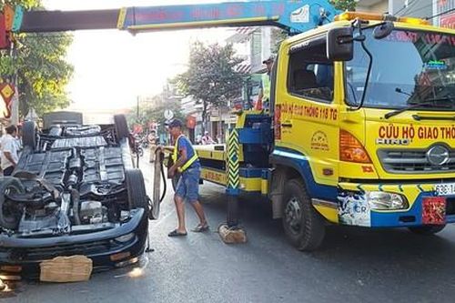 Ba người thoát chết trong xe 4 chỗ lật nhào sáng mùng 3 Tết