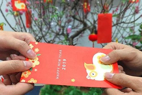 Mừng tuổi bố mẹ vợ 200 nghìn, con rể bị cả nhà vợ chê kiệt xỉ