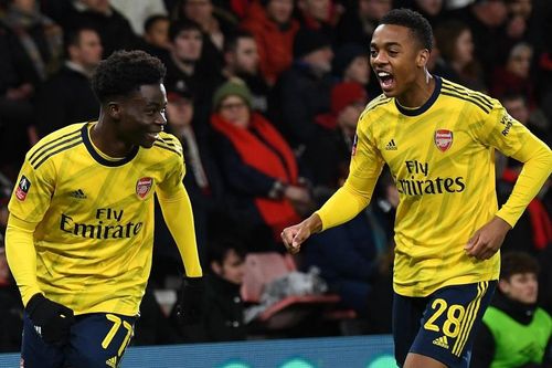 Hậu vệ sinh năm 2001 đưa Arsenal đi tiếp tại cúp FA
