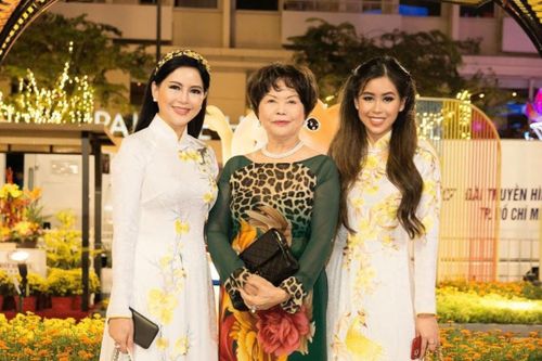 Tiên Nguyễn, Mi Vân khoe ảnh bên gia đình đầu năm