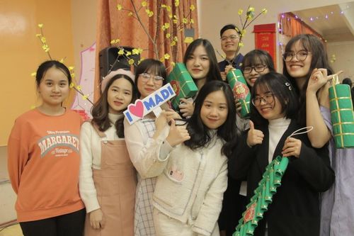 Sinh viên Việt Nam ở Nga gói bánh chưng đón Tết cổ truyền