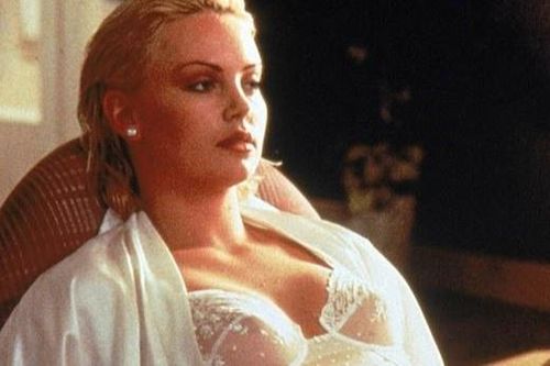 Nhan sắc nóng bỏng thời trẻ của Charlize Theron