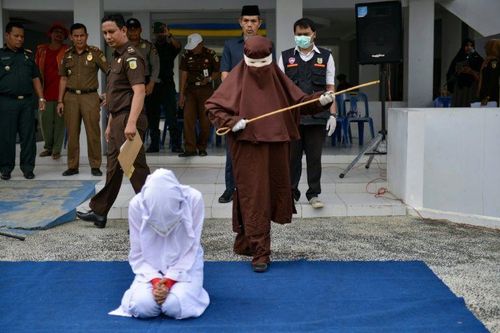 Nhóm phụ nữ đầu tiên thi hành phạt roi nơi công cộng ở Indonesia