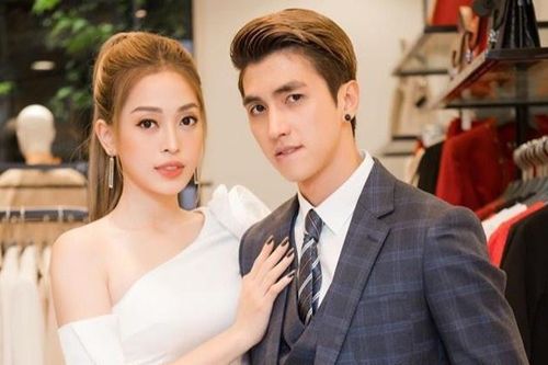 Á hậu Phương Nga khoe tiền lì xì của bạn trai