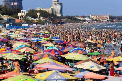 Biển Vũng Tàu đông nghịt khách mùng 4 Tết