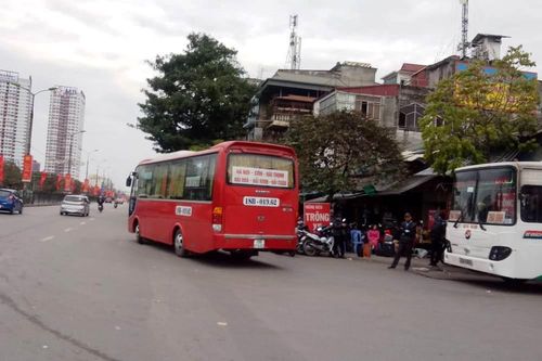 Nhà xe bát nháo cổng bến ngày đầu năm mới