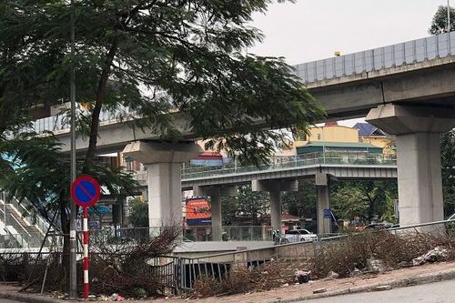 Hà Nội: Một bộ phận người dân vẫn xả rác ra sông Tô Lịch