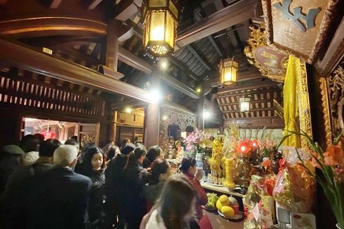 Người đi lễ rải tiền lẻ, xoa bóng chân tượng tại các di tích của Thăng Long tứ trấn
