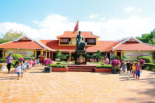 Chưa đủ hiểu mình, chưa hiểu thế giới