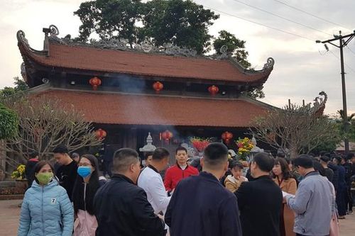 Hải Dương: Đền Bia, đền Tranh 'thất thủ' vì du khách ồ ạt đổ về