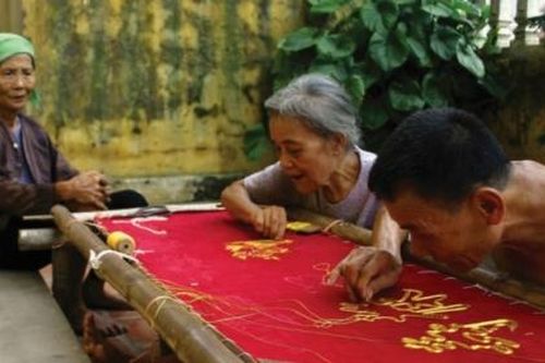Người giữ lửa nghề thêu Quất Động