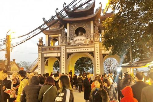 Hà Nội: Hàng nghìn người dân đến lễ tại Phủ Tây Hồ để cầu may mắn, bình an