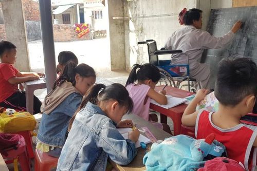 Người thầy khuyết tật của trẻ làng chài