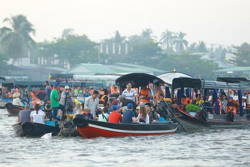 Chợ nổi Cái Răng-Cần Thơ tấp nập khách du lịch ngày đầu năm