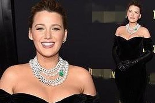 Blake Lively nóng rực như 'quả bom gợi cảm' 5 tháng sau sinh