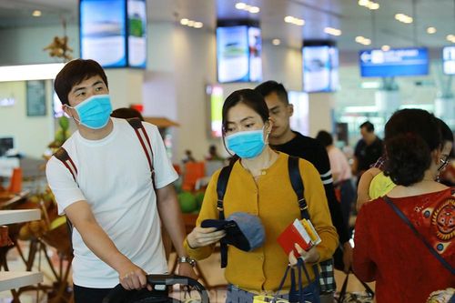 Hành khách tại sân bay Cần Thơ kín mít khẩu trang phòng chống virus Corona