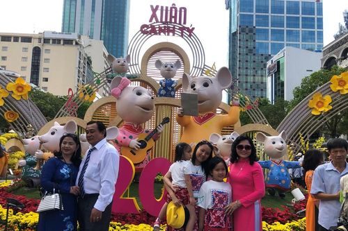 Vì sao tiểu cảnh ở phố đi bộ Nguyễn Huệ tả tơi