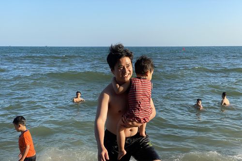 Bãi biển Phan Thiết chật kín người ngày mùng 4 Tết