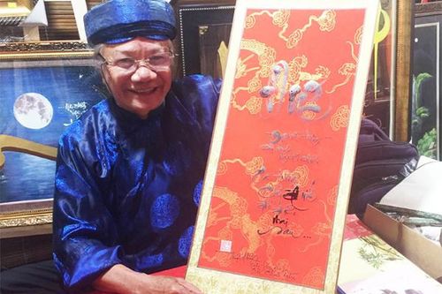 Ông đồ 10 năm viết thư pháp tặng người Sài Gòn