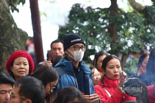 Hà Nội chuyện chưa từng có, bịt khẩu trang lầm rầm khấn vái