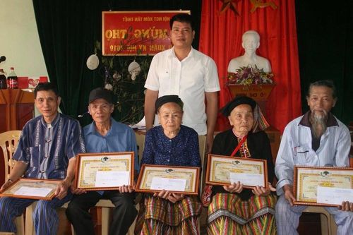 Các địa phương trên địa bàn tỉnh Nghệ An tổ chức mừng thọ cho các cụ từ 70 tuổi